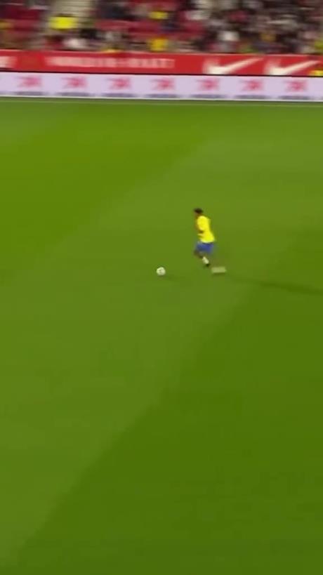 45歲還開掛！小羅再現牛尾巴過人，微笑單挑門將輕松打進